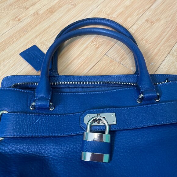 Danier Blue leather bag with lock detail - Picture 3 of 4